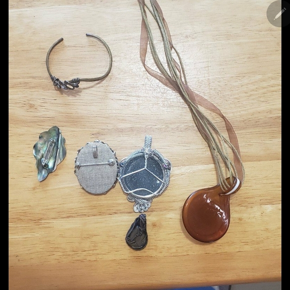 Silver and Green Pendant Necklace - Picture 2 of 12